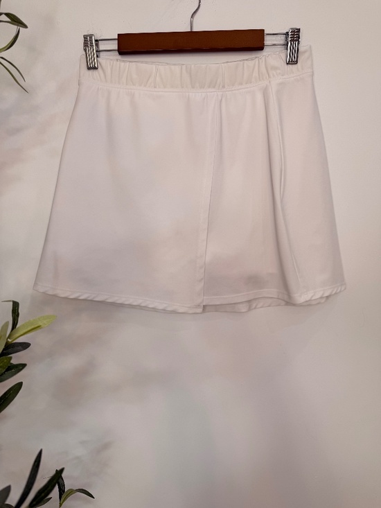 Abercrombie & Fitch Dresses & Skirts - Abercrombie & Fitch White Athletic Skort Built-In Shorts Women’s Medium